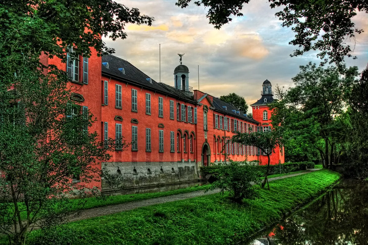 Düsseldorf Old Town Walking Tour: Altstadt Guide 2025